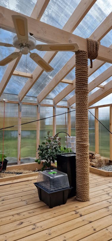 28 kvm växthus med isolerad norrvägg 28 kvm växthus med isolerad norrvägg